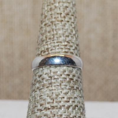 Size 6½ Marked .925 Oval PURPLE CABOCHON Gemstone Ring with Dimple Surround on a Silver-Plated Band (4.8g)