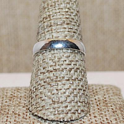 Size 8 Marked .925 Oval TIGER EYE GEMSTONE Ring with a Full Surround on a Silver-Plated Band (5.4g)