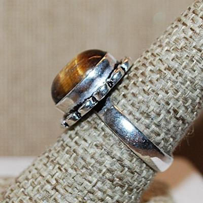 Size 8 Marked .925 Oval TIGER EYE GEMSTONE Ring with a Full Surround on a Silver-Plated Band (5.4g)