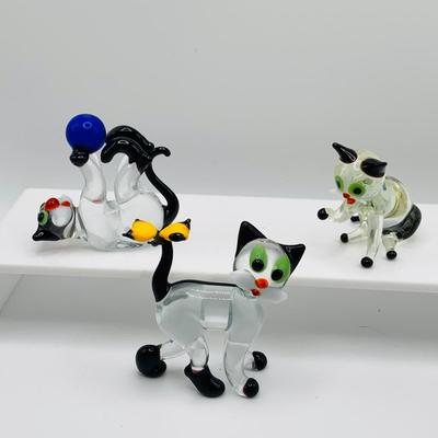 LOT 15: Assortment of Art Glass and Crystal Cat Figures