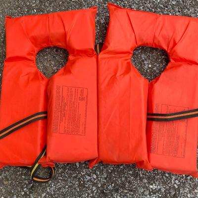 LOT 60: Crooked Creek Paddle Company Model C10765 Wooden Oars (NIP), Life Jackets, Metal / Plastic Oars and Fishing Net