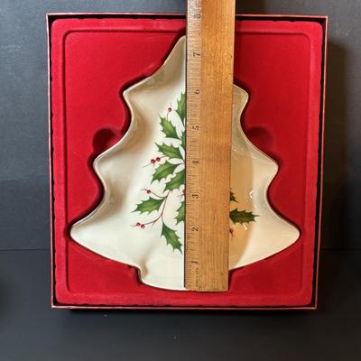 LOT 83: Holiday Lenox Collection