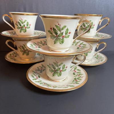 LOT 84: Lenox Christmas Holly Berry Collection: Dessert Plates, Teacups & Saucers, Serving Plates