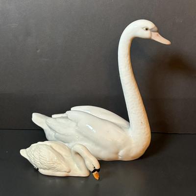 LOT 91: Lladro Swan & a Beswick, England Swan