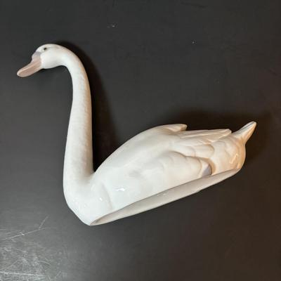LOT 91: Lladro Swan & a Beswick, England Swan
