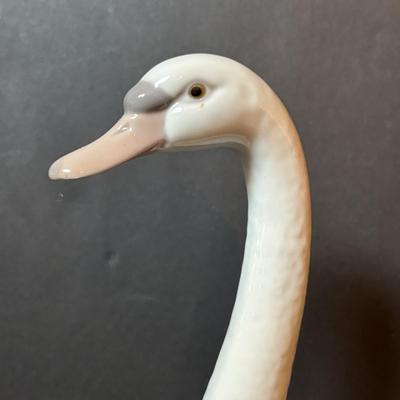LOT 91: Lladro Swan & a Beswick, England Swan