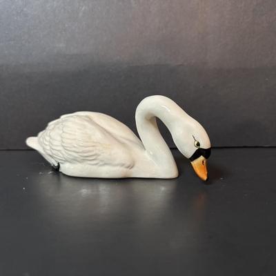 LOT 91: Lladro Swan & a Beswick, England Swan