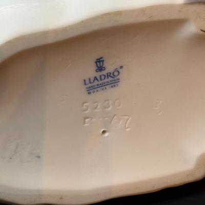 LOT 91: Lladro Swan & a Beswick, England Swan