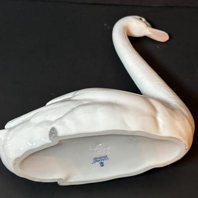 LOT 91: Lladro Swan & a Beswick, England Swan
