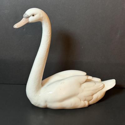 LOT 91: Lladro Swan & a Beswick, England Swan