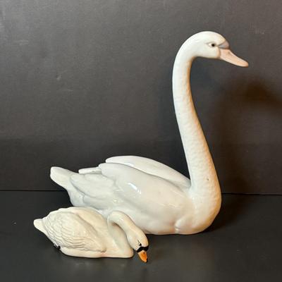 LOT 91: Lladro Swan & a Beswick, England Swan