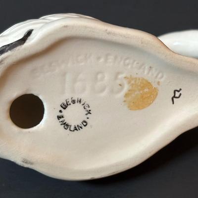 LOT 91: Lladro Swan & a Beswick, England Swan