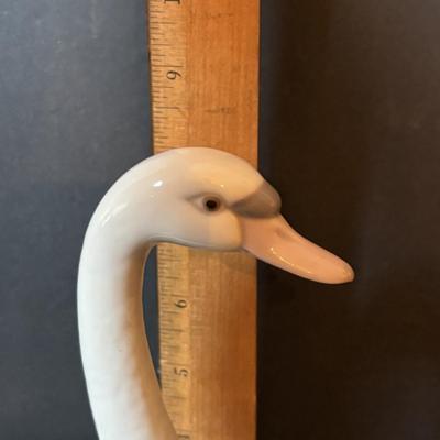 LOT 91: Lladro Swan & a Beswick, England Swan