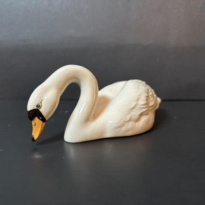 LOT 91: Lladro Swan & a Beswick, England Swan