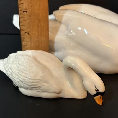 LOT 91: Lladro Swan & a Beswick, England Swan