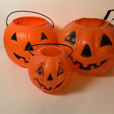 LOT 107: Blow Mold Halloween Cat w/Jack-o-Lantern and Jack-o-Lantern Candy Buckets