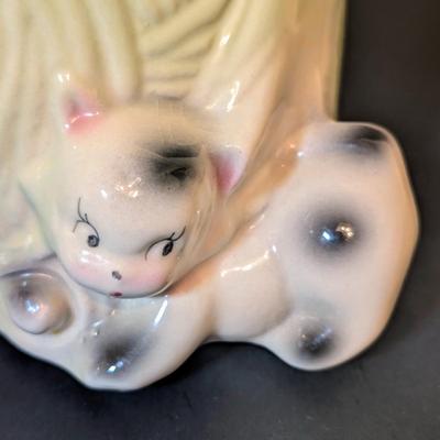 LOT 111: Vintage USA Kittens on Ball of Yarn Cookie Jar