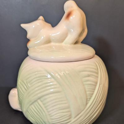LOT 111: Vintage USA Kittens on Ball of Yarn Cookie Jar