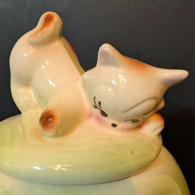 LOT 111: Vintage USA Kittens on Ball of Yarn Cookie Jar