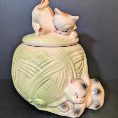 LOT 111: Vintage USA Kittens on Ball of Yarn Cookie Jar