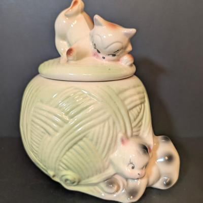 LOT 111: Vintage USA Kittens on Ball of Yarn Cookie Jar
