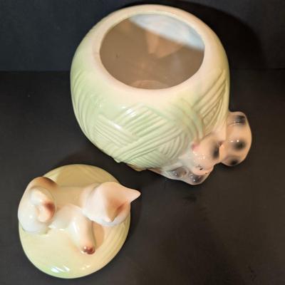 LOT 111: Vintage USA Kittens on Ball of Yarn Cookie Jar