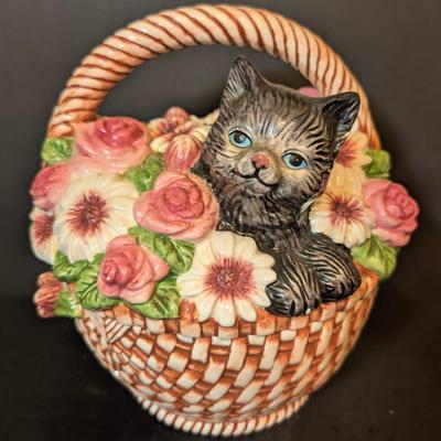 LOT 115: WCL Kitten in a Basket Cookie Jar