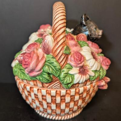 LOT 115: WCL Kitten in a Basket Cookie Jar