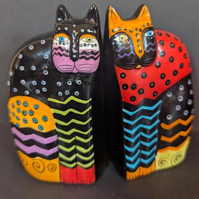 LOT 124: Collection of Salt/Pepper Shakers, Colbalt Blue & Olive Green Bottles, Hand Painted Cat Blocks