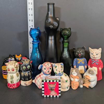LOT 124: Collection of Salt/Pepper Shakers, Colbalt Blue & Olive Green Bottles, Hand Painted Cat Blocks