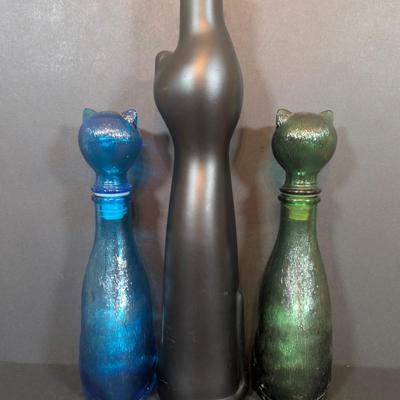 LOT 124: Collection of Salt/Pepper Shakers, Colbalt Blue & Olive Green Bottles, Hand Painted Cat Blocks