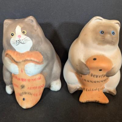 LOT 124: Collection of Salt/Pepper Shakers, Colbalt Blue & Olive Green Bottles, Hand Painted Cat Blocks