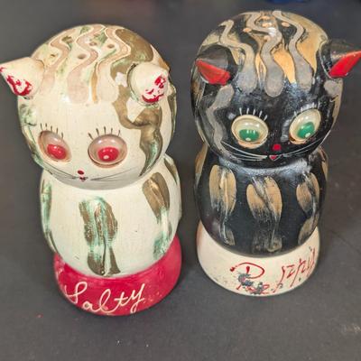 LOT 124: Collection of Salt/Pepper Shakers, Colbalt Blue & Olive Green Bottles, Hand Painted Cat Blocks