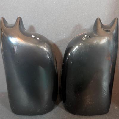 LOT 124: Collection of Salt/Pepper Shakers, Colbalt Blue & Olive Green Bottles, Hand Painted Cat Blocks