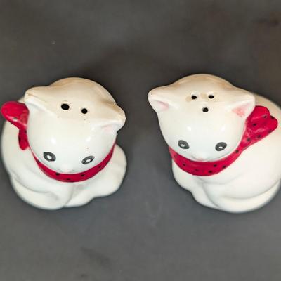 LOT 127:Holt Howard, Cute Kitten Collection of Salt and Pepper Shakers