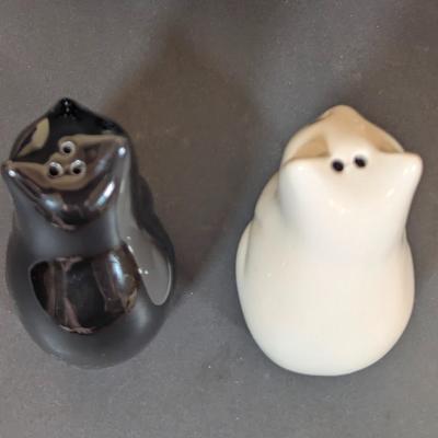 LOT 127F: Large Vintage/Antique Collection Of Black/Black & White Cat Salt & Pepper Shakers, Shows Appropriate Age Wear