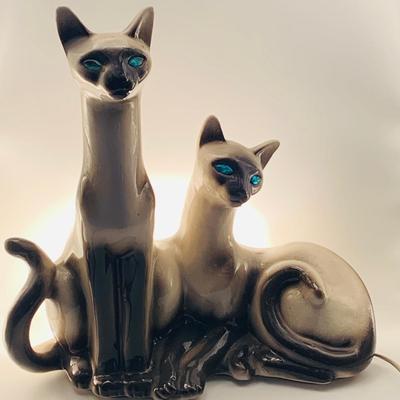 LOT 169: 1950’s Siamese Cats Ceramic TV Lamp