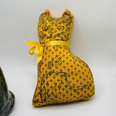 LOT 182: MCM Ceramic Pottery Fat Cat, Blue Mountain Style Ceramic Cat and More