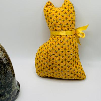 LOT 182: MCM Ceramic Pottery Fat Cat, Blue Mountain Style Ceramic Cat and More