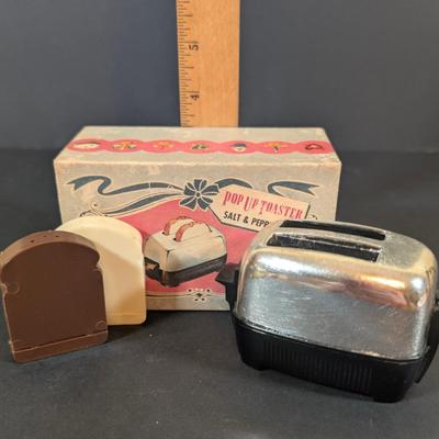 LOT 194: Vintage Kitchen Collection: Regent Sheffield Steak Knives, Norcrest Hen on Nest w/Egg Salt/Pepper Shakers, Shawnee Salt/Peppers...