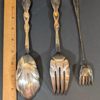 LOT 194: Vintage Kitchen Collection: Regent Sheffield Steak Knives, Norcrest Hen on Nest w/Egg Salt/Pepper Shakers, Shawnee Salt/Peppers...