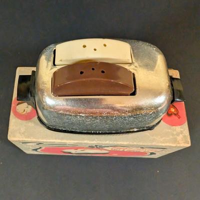 LOT 194: Vintage Kitchen Collection: Regent Sheffield Steak Knives, Norcrest Hen on Nest w/Egg Salt/Pepper Shakers, Shawnee Salt/Peppers...
