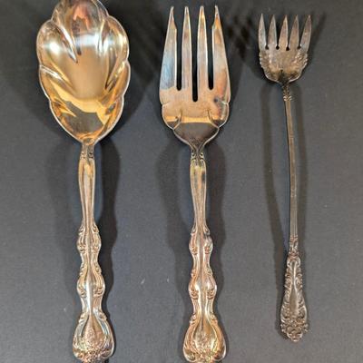 LOT 194: Vintage Kitchen Collection: Regent Sheffield Steak Knives, Norcrest Hen on Nest w/Egg Salt/Pepper Shakers, Shawnee Salt/Peppers...