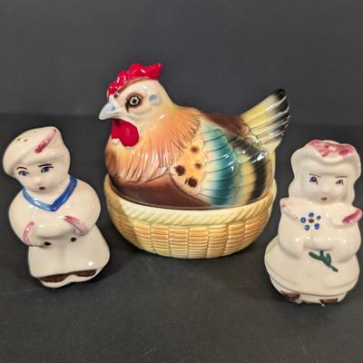 LOT 194: Vintage Kitchen Collection: Regent Sheffield Steak Knives, Norcrest Hen on Nest w/Egg Salt/Pepper Shakers, Shawnee Salt/Peppers...