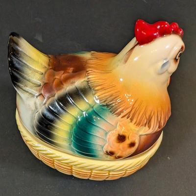 LOT 194: Vintage Kitchen Collection: Regent Sheffield Steak Knives, Norcrest Hen on Nest w/Egg Salt/Pepper Shakers, Shawnee Salt/Peppers...