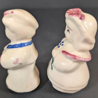 LOT 194: Vintage Kitchen Collection: Regent Sheffield Steak Knives, Norcrest Hen on Nest w/Egg Salt/Pepper Shakers, Shawnee Salt/Peppers...