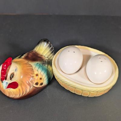 LOT 194: Vintage Kitchen Collection: Regent Sheffield Steak Knives, Norcrest Hen on Nest w/Egg Salt/Pepper Shakers, Shawnee Salt/Peppers...