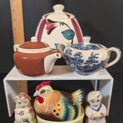 LOT 194: Vintage Kitchen Collection: Regent Sheffield Steak Knives, Norcrest Hen on Nest w/Egg Salt/Pepper Shakers, Shawnee Salt/Peppers...