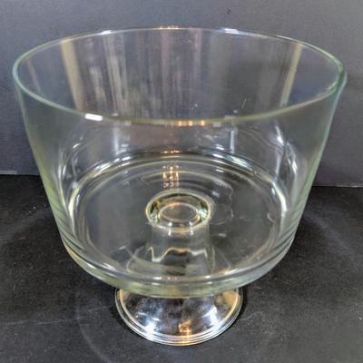 LOT 197: Cookie Cutters, Jello Molds, Covered Cake Dish
