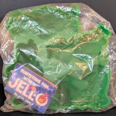 LOT 197: Cookie Cutters, Jello Molds, Covered Cake Dish